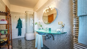 Dusche, kostenlose Toilettenartikel, Haartrockner, Bidet