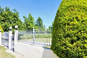 A gated entrance with a metal fence and a well-maintained hedge. - Monad Villa Hellas Hanioti (Kassandra)