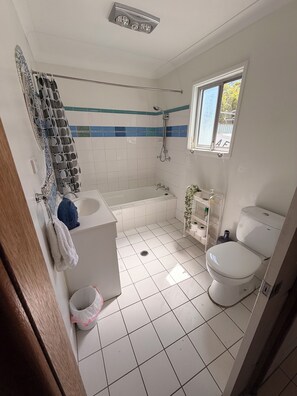 Combined shower/bathtub, towels, soap, shampoo - Vita a Mare | Family Coastal Retreat Jervis Bay (Old Erowal Bay)
