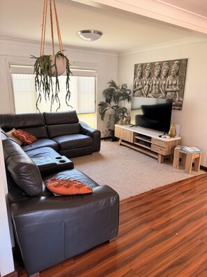 Smart TV, video games, Netflix, DVD player - Vita a Mare | Family Coastal Retreat Jervis Bay (Old Erowal Bay)
