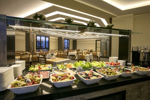 Se sirven desayunos, comidas, cenas y cocina turca