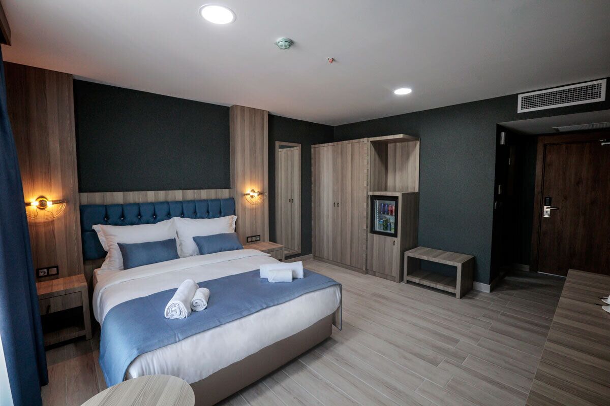 standard double room | premium bedding, minibar, in-room safe, laptop workspace