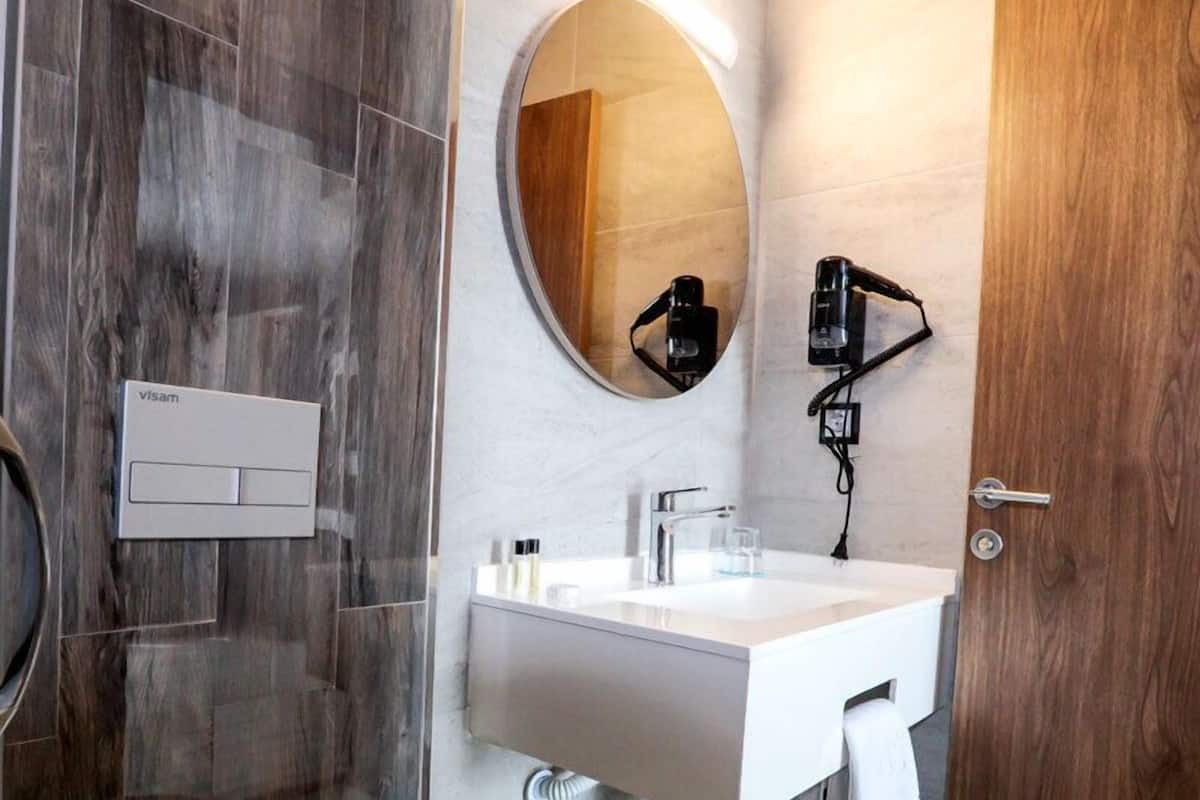 shower, rainfall showerhead, free toiletries, hair dryer