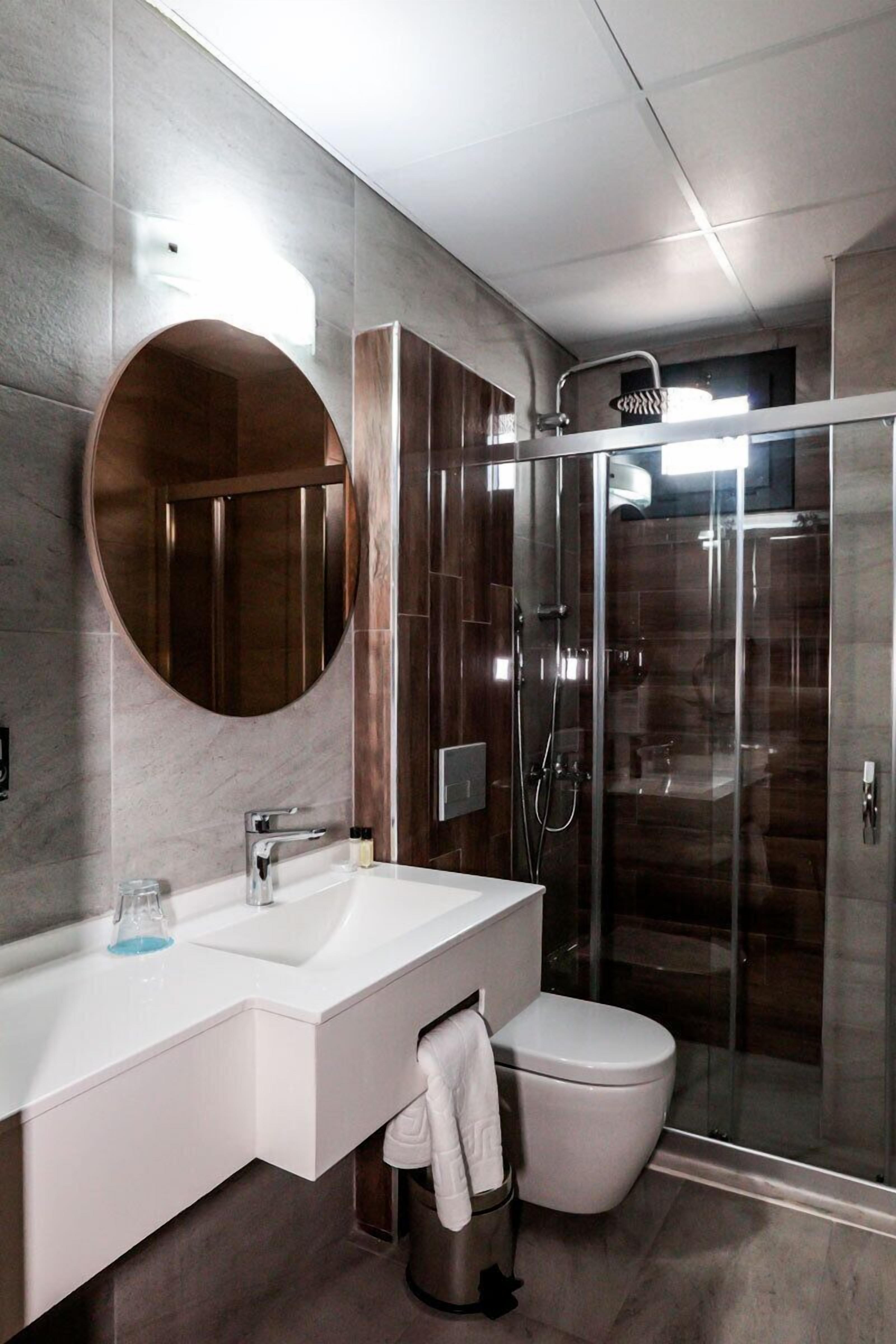 premium bedding, minibar, in-room safe, laptop workspace