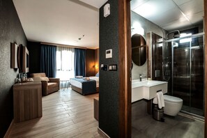 Sengetøy av topp kvalitet, minibar og safe på rommet