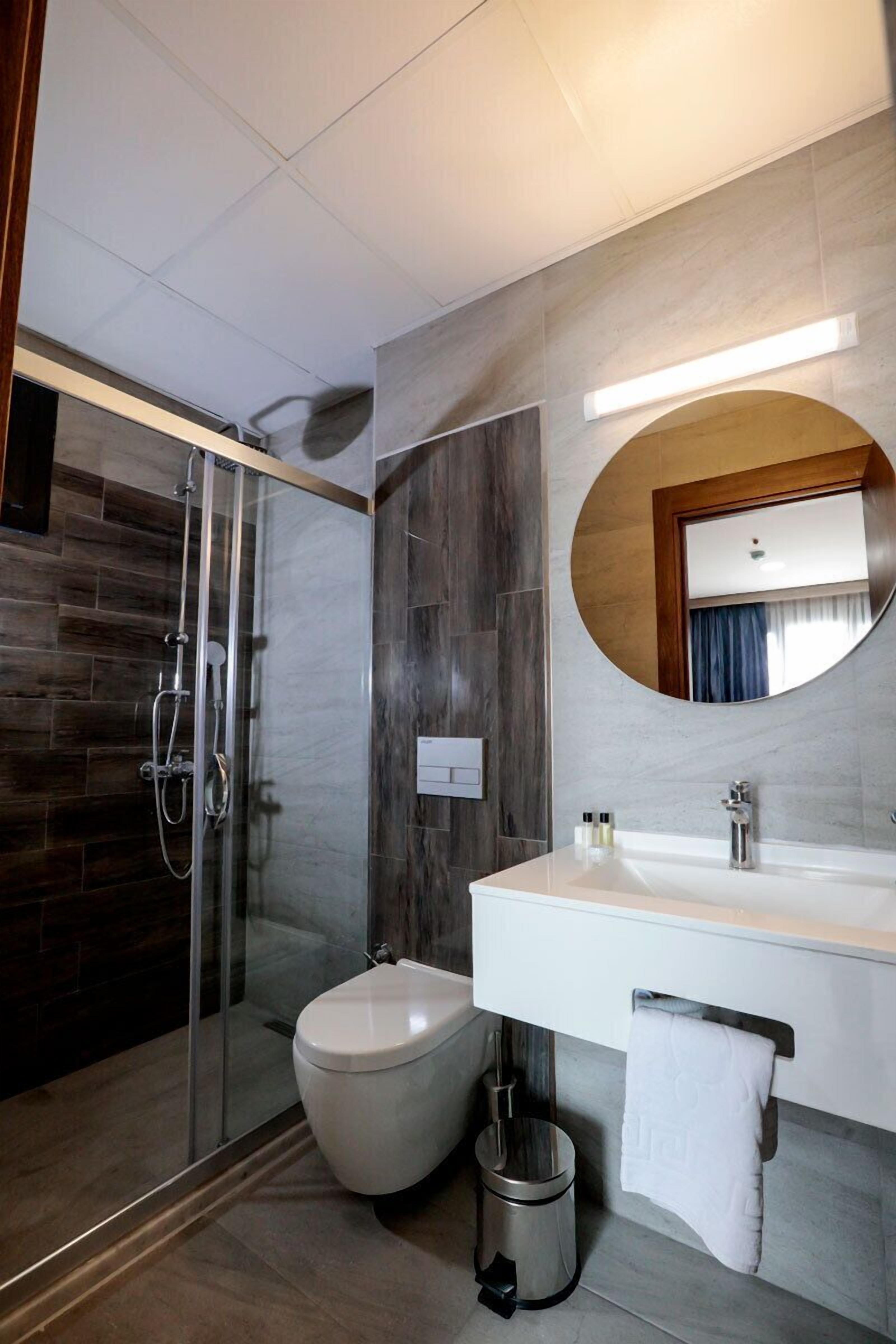 shower, rainfall showerhead, free toiletries, hair dryer