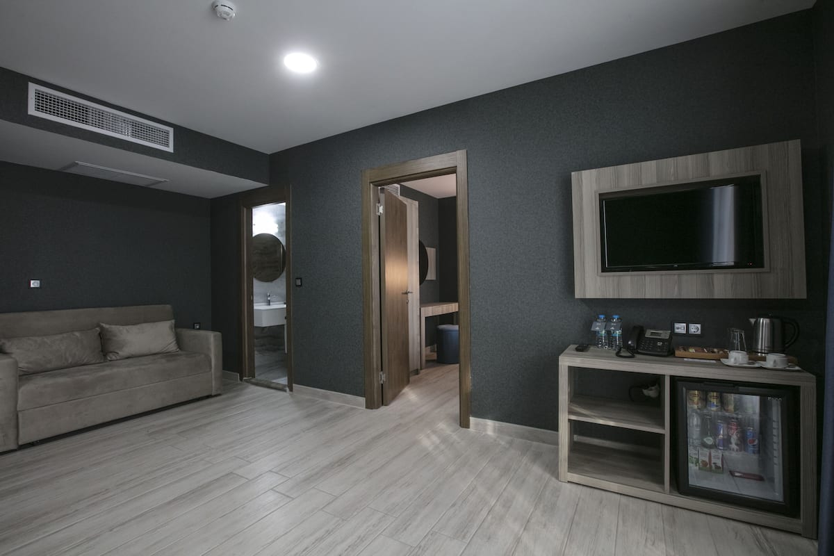 1 bedroom, premium bedding, minibar, in-room safe