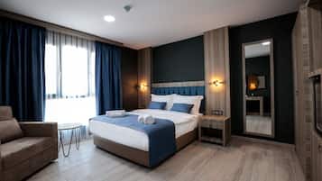 Family Suite | Premium bedding, minibar, in-room safe, laptop workspace