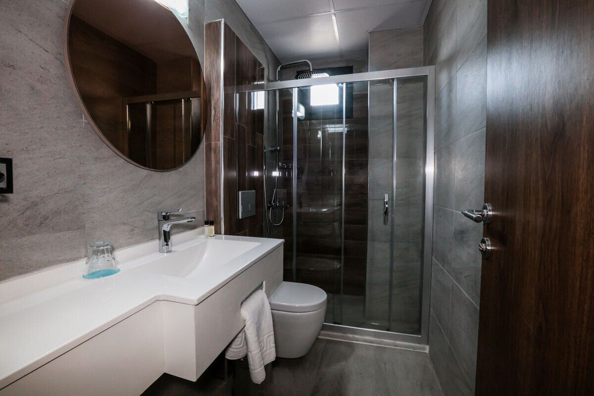 standard double room | bathroom | shower, rainfall showerhead, free toiletries, hair dryer