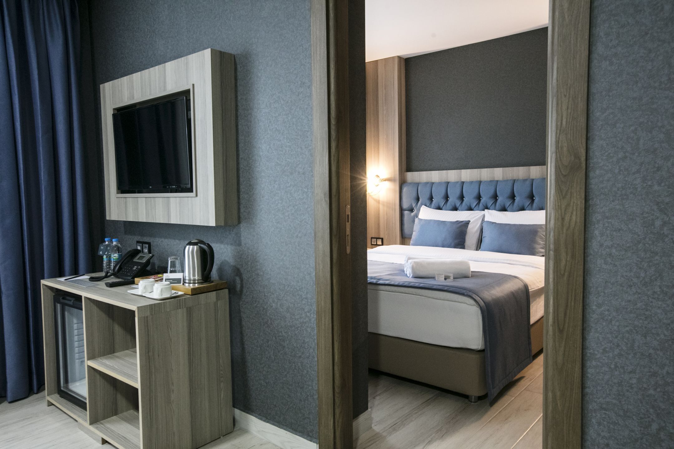 classic suite, multiple beds | premium bedding, minibar, in-room safe, laptop workspace