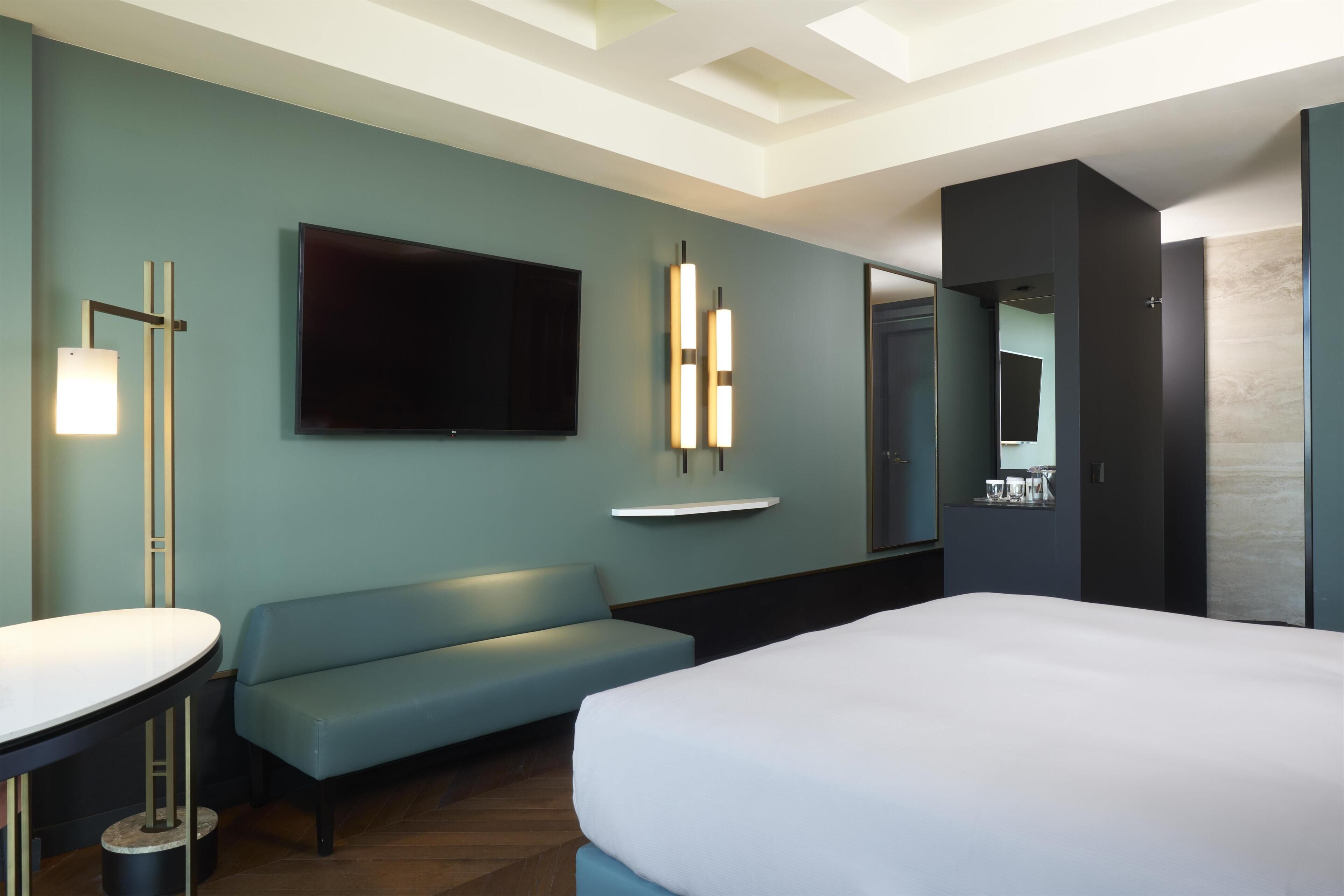 Deluxe Room, 1 King Bed (High Floor) | Minibar, in-room safe, soundproofing, iron/ironing board
