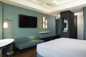 Deluxe Room, 1 King Bed (High Floor) | Minibar, in-room safe, soundproofing, iron/ironing board - Hilton Rome Eur La Lama (Rome)