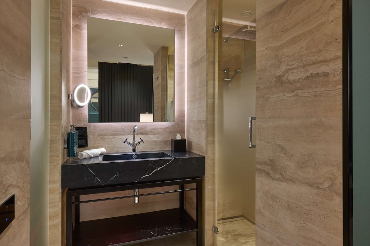Badkamer met douche