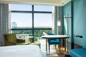 Executive Room, 1 King Bed | Minibar, in-room safe, soundproofing, iron/ironing board