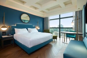 Executive Room, 1 King Bed | Minibar, in-room safe, soundproofing, iron/ironing board