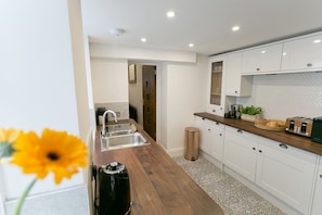 Townhome | Private kitchen | Fridge, oven, dishwasher, coffee/tea maker