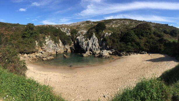 Beach nearby, white sand, 2 beach bars - Casa Dolfín (Llanes)
