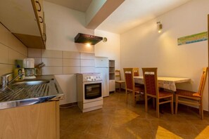 Departamento, 2 habitaciones | Cocina privada | Refrigerador, microondas, horno y parrilla de estufa 