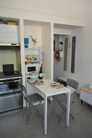 Kühlschrank, Mikrowelle, Ofen, Herdplatte