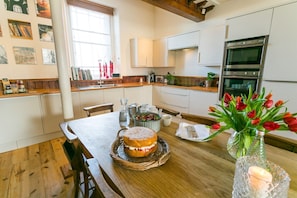 Apartemen | Dapur pribadi | Lemari es, oven, mesin pencuci piring, dan ketel listrik