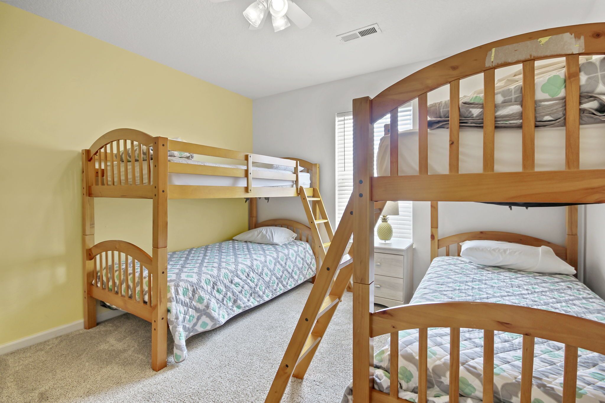 5 slaapkamers, een strijkplank/strijkijzer, reisbedje, gratis wifi