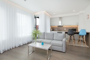 Smart Suite 1 bedroom w/balcony, Rotermanni (7) | Oppholdsområde | Smart-TV