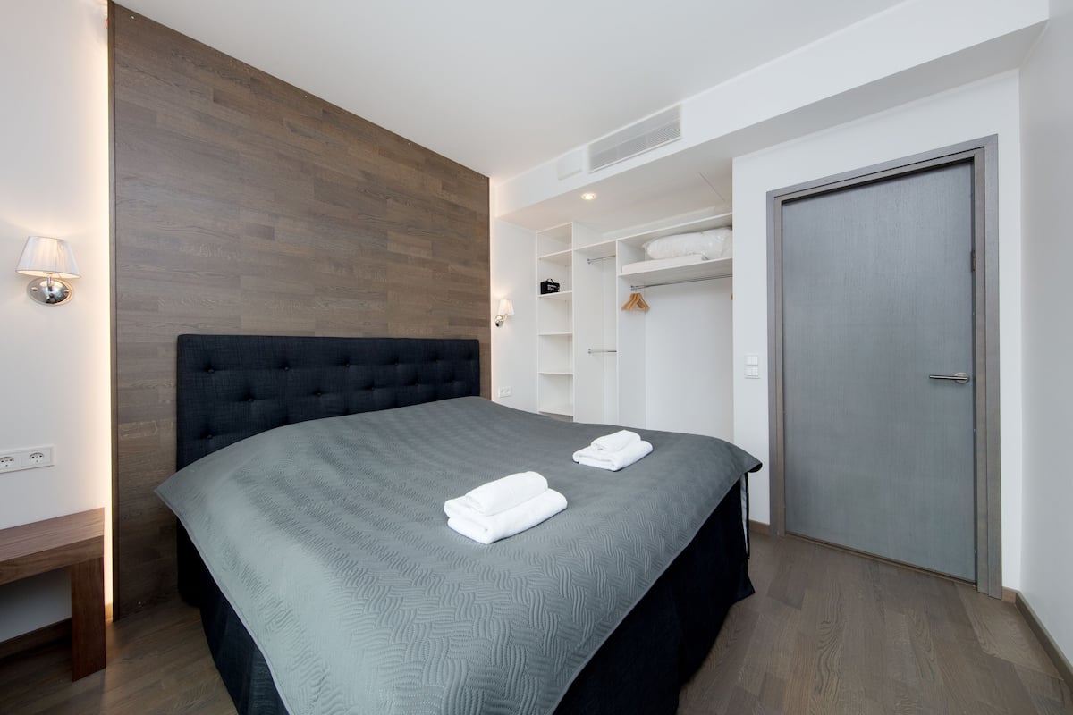 Smart Suite 1 bedroom w/balcony/rooftop (8A) | 1 chambre, rideaux occultants, Wi-Fi gratuit, draps fournis