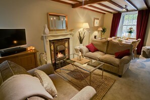 Cottage | Living room | LCD TV, fireplace