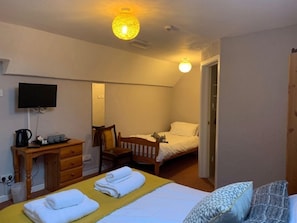 Habitación doble (Bedroom 2) | Decoración personalizada y muebles diferentes