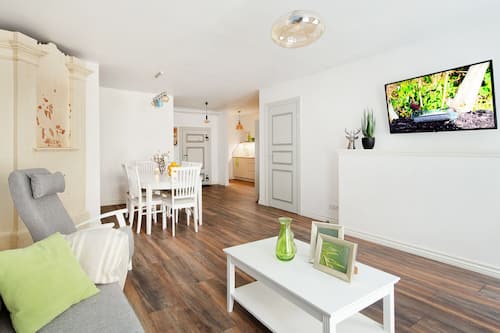 Freshly renovated 1 bedroom Old Town apartment | Fer et planche à repasser, accès au Wi-Fi (inclus), literie fournie
