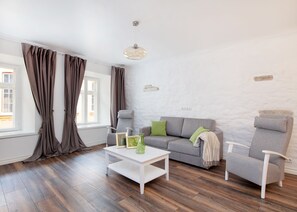 Tabla de planchar con plancha, wifi gratis y ropa de cama 