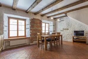 no 8 Blacksmiths 2 floors 2 bedrooms Suite - Muurivahe 21 | Coin séjour | Télévision à écran plat de 50 pouces avec chaînes par câble, télévision