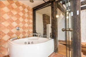 no 8 Blacksmiths 2 floors 2 bedrooms Suite - Muurivahe 21 | Badrum | Hårtork, golvvärme, handdukar och toalettpapper