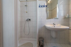 Apartment, 2 Bedrooms (2) | Bathroom