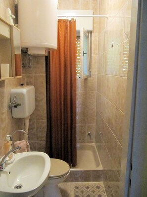 Apartment, 2 Bedrooms (3) | Bathroom