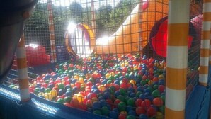 Ein Spielbereich mit Bällebad und Rutschen.