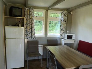 Private kitchenette - Camping Les Rulières (Saint-Valérien)