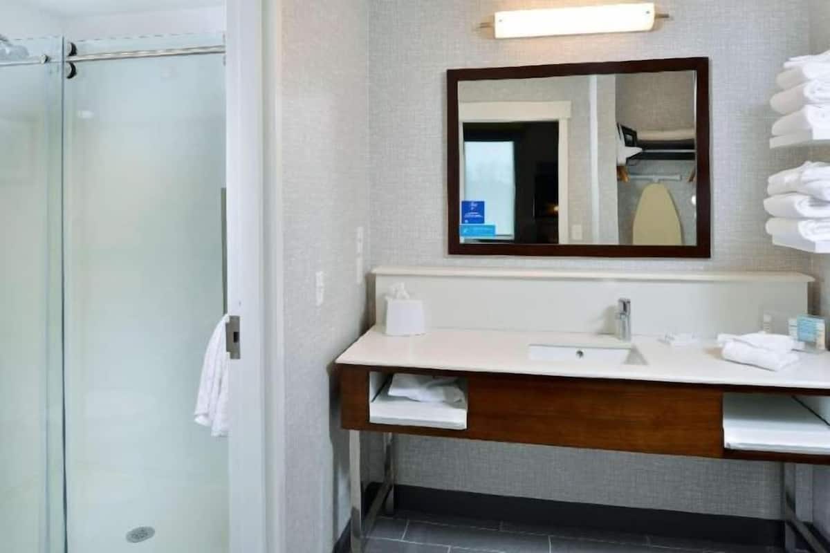 Badrum | Hårtork, handdukar, tvål och schampo