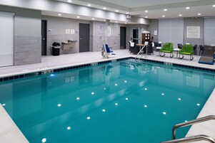 Una piscina cubierta