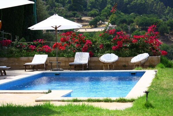 En säsongsöppen utomhuspool