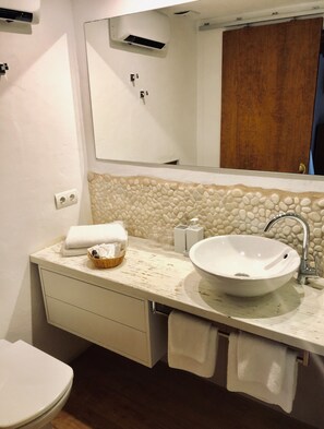 Kamar Double Standar, pemandangan laut | Kamar mandi | Perlengkapan mandi gratis, pengering rambut,  dan handuk