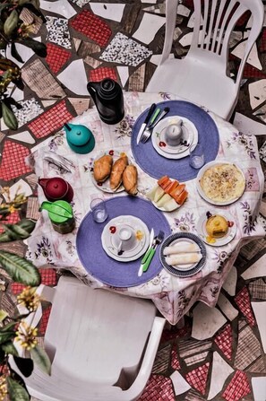 Café da manhã feito na hora grátis todos os dias