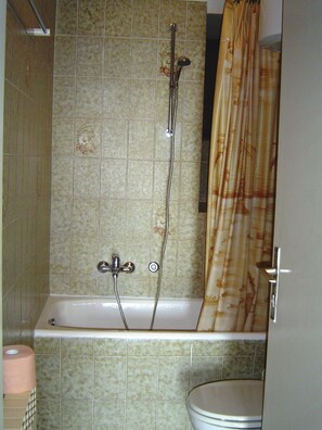 Apartment, 2 Bedrooms | Bathroom | Hair dryer, towels, soap, toilet paper