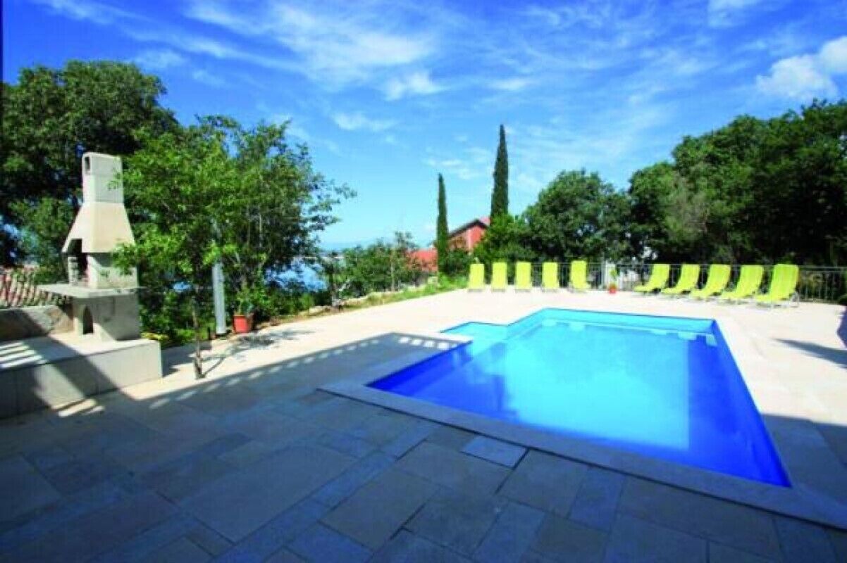 Una piscina al aire libre de temporada