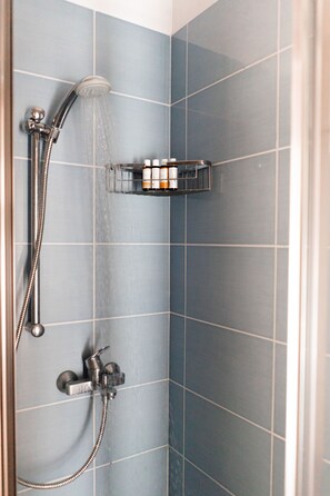 Een douche, een hydromassagedouche, een haardroger, handdoeken