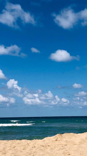 Una spiaggia nelle vicinanze, sabbia bianca