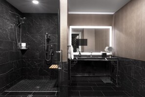 Douche, articles de toilette gratuits, sèche-cheveux, peignoirs