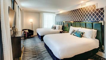 Värdeförvaringsskåp på rummet, skrivbord och arbetsyta för laptop