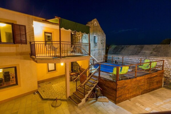 ด้านหน้าที่พัก - ตอนเย็น/กลางคืน