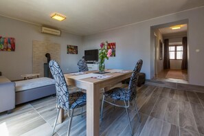 Villa, 5 Bedrooms, Private Pool | In-room dining - Villa Holiday Coral (Vinodol)